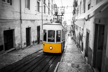 Lizbon 'daki eski caddede sarı tramvay. Siyah beyaz resim çiz.