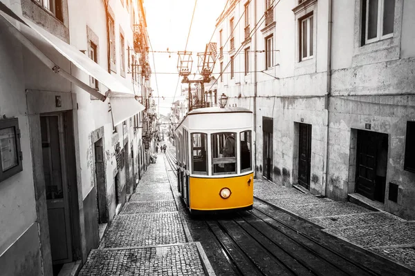 Gul Spårvagn Gamla Gator Lissabon Portugal Svart Och Vit Bild — Stockfoto