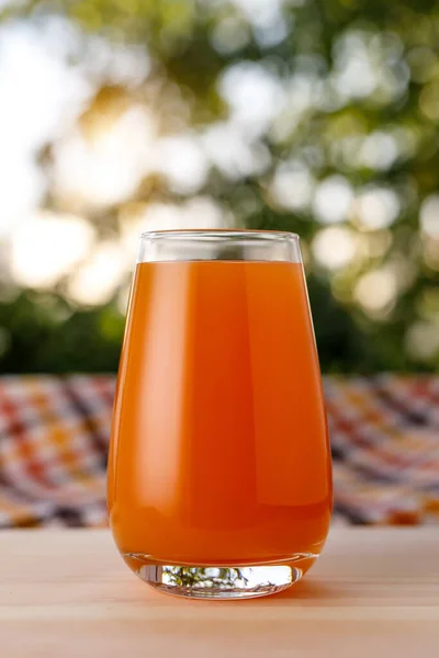 Ett Glas Juice Trädgård Träbordet — Stockfoto