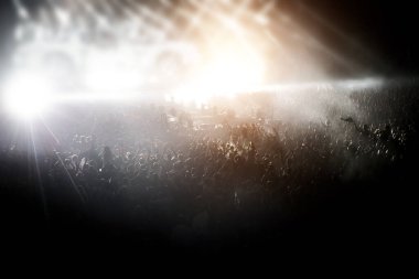 Halka açık etkinlikte bir sürü insan var. Konser salonunda kalabalık var.
