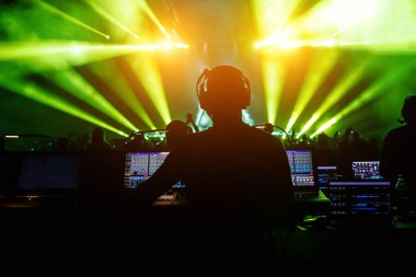 Bir konser için ses yöneticisiyim. Müzik Karıştırıcı operatörü