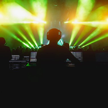 Bir konser için ses yöneticisiyim. Müzik Karıştırıcı operatörü