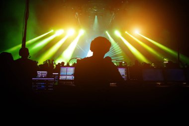 Bir konser için ses yöneticisiyim. Müzik Karıştırıcı operatörü