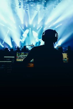 Bir konser için ses yöneticisiyim. Müzik Karıştırıcı operatörü