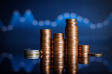 Grafiğin arka planında madeni paralar var. Finans kavramı