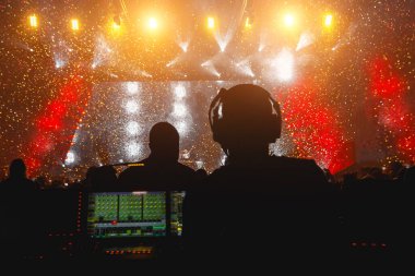 Ses mühendisi büyük bir konserin miksaj panelinde çalışıyor.