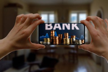 Evde akıllı telefondan çevrimiçi bir banka kullanmak