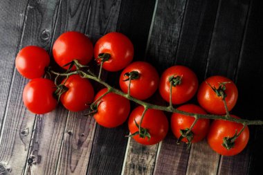 Kırsal ahşap arka planda taze kiraz domatesleri