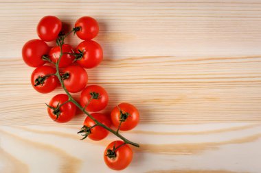 Kırsal ahşap arka planda taze kiraz domatesleri