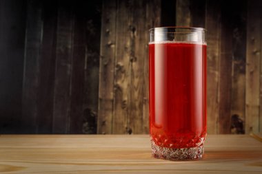 Kırsal ahşap arka planda kırmızı dut suyu.