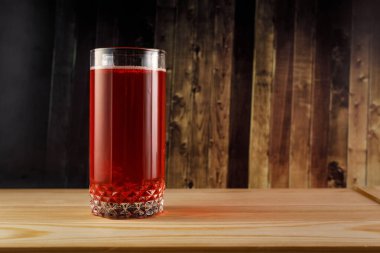 Kırsal ahşap arka planda kırmızı dut suyu.