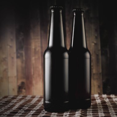 Ahşap arka planda iki şişe bira..