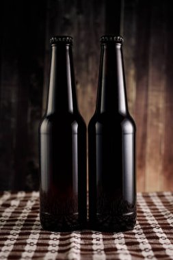 Ahşap arka planda iki şişe bira..