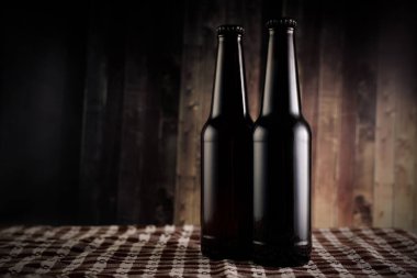 Ahşap arka planda iki şişe bira..