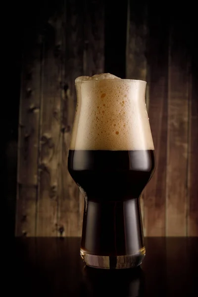 Cerveja artesanal escura no bar antigo — Fotografia de Stock
