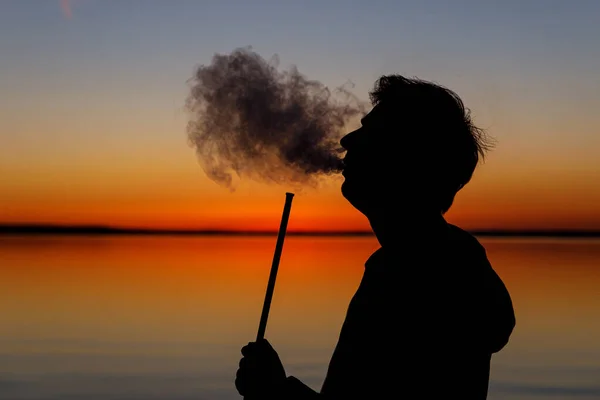 Silhueta Preta Homem Que Está Fumando Narguilé Pôr Sol — Fotografia de Stock