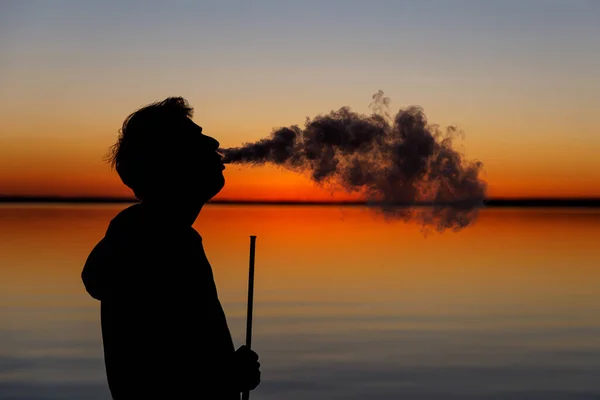 Atmet Bei Sonnenuntergang Rauch Aus Wasserpfeife Rauchen — Stockfoto