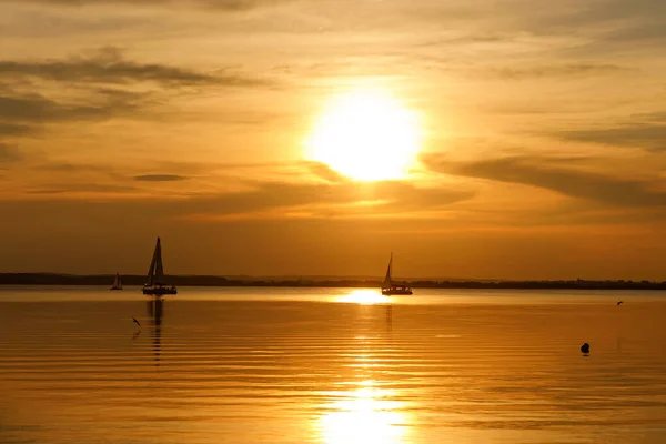 Jachtzeilen Tegen Zonsondergang Zwart Silhouet Van Zeilboot — Stockfoto