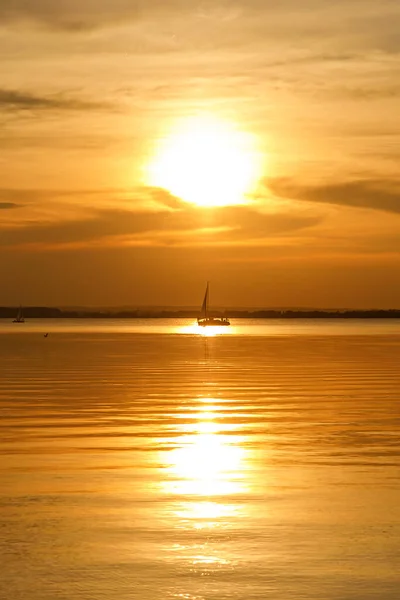 Jachtzeilen Tegen Zonsondergang Zwart Silhouet Van Zeilboot — Stockfoto