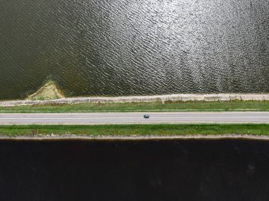 Doğal köprüdeki yol. Barajın üst görünümü