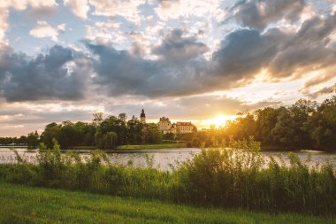 Günbatımında ortaçağ kalesi. Belarus 'ta seyahat, Nesvizh