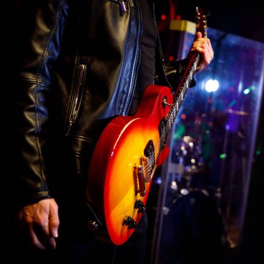 Konser sırasında gitar. Sahnede gitarist