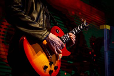 Konser sırasında gitar. Sahnede gitarist.