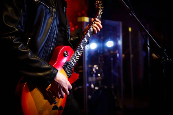 Guitarra durante um concerto. Guitarrista no palco. — Fotografia de Stock
