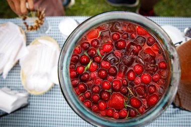 Çilek ve kızılcık serinletici içeceğin en üst görüntüsü. Vitamin arkaplanı