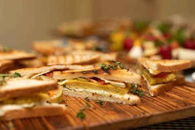 Yemek servisinde tavuklu sandviç panini.