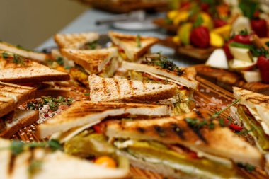 Yemek servisinde tavuklu sandviç panini.