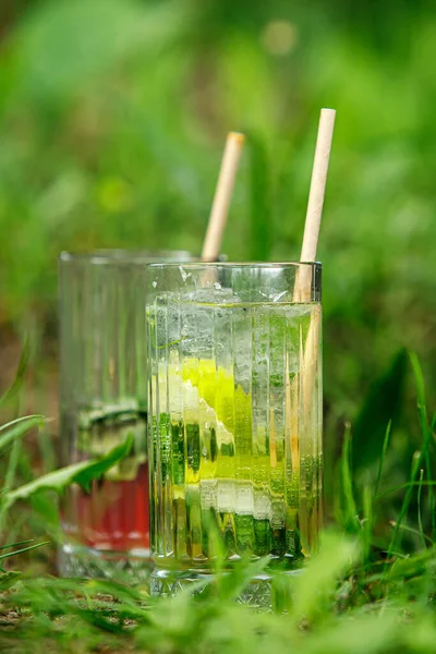 Gesunde Sommergetränke Mit Zitrone Und Limette — Stockfoto