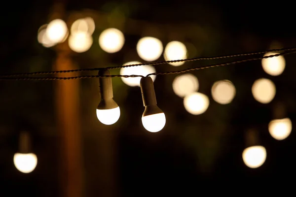 Lâmpadas incandescentes elétricas com luz amarela quente. — Fotografia de Stock