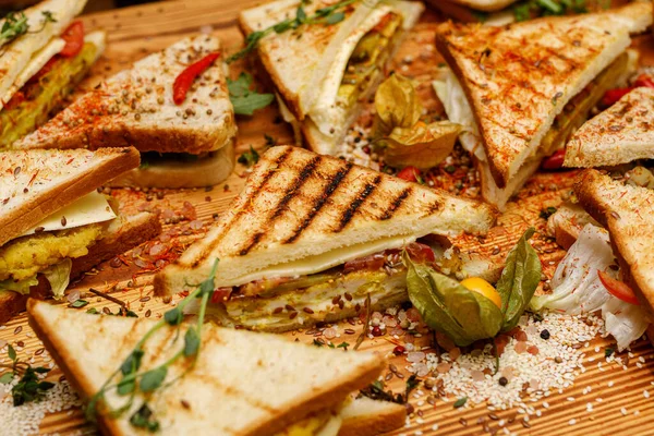 Club-Sandwich-Panini mit Hühnchen bei einem Catering-Event — Stockfoto