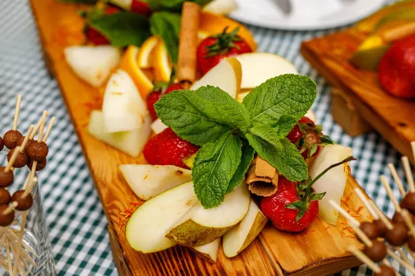 Tahta tepside farklı meyveler..