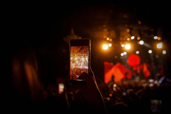 Using Mobile Phone Concert — Stock Photo, Image