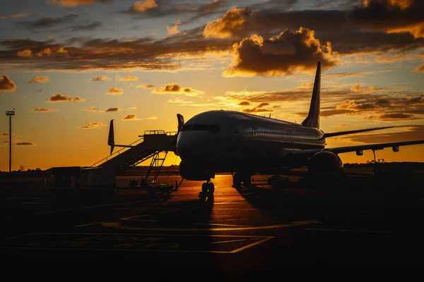 Avião no aeroporto. A escada para embarcar nas proximidades. — Fotografia de Stock