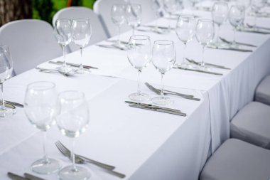 Ziyafetten önce boş bardaklar.