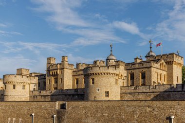 Londra Kulesi 'nin yakın görüntüsü. Taş kuleler ve siperler. Açık yaz ışığında İngiliz bayrağı sallanıyor..