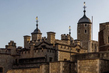 Londra Kulesi 'nin yakın görüntüsü. Sıcak ışıkla akşam gökyüzüne karşı kule ve kubbeler..