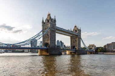 Thames Nehri 'nin karşısındaki Tower Bridge' in geniş manzarası. Arka planda modern gökdelenler var. Gün ışığı altında..