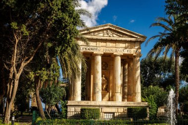 Valletta 'daki palmiye ağaçları ve yeşilliklerle çevrili taş heykel, antik Yunan tarzı sütunlar ve heykeller barındırıyor. Malta 'da tarih, mimari ve turizm için ideal.