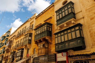 Geleneksel Malta ahşap balkonlu tarihi mimari Valletta 'da mavi gökyüzünün altında. Akdeniz mirası, seyahati veya mimari temalarını resmetmek için harika.