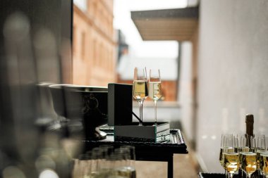 Bir resepsiyon ya da şenlik sırasında açık bir masaya yerleştirilmiş bir çift şampanya bardağı..