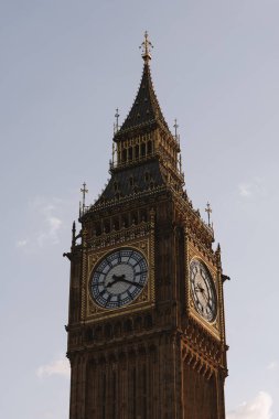 Saatin mimari ayrıntıları Big Ben 'in süslemeleri ve yüzleri gün ışığı altında.