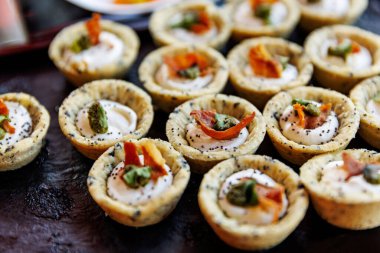 Krem peynir ve sebzelerle dolu küçük pasta bardaklarının yakın plan çekimi..