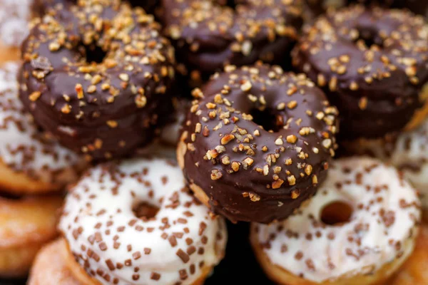 Çikolata ve vanilya kaplı çörekler, fındık ezmesi ile birlikte yakın sıralanmış..