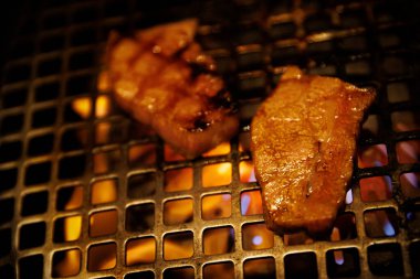 Yakiniku usulü ızgarada ateşte pişirilmiş iki parça et..