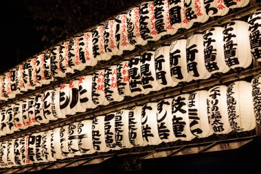 Geceleri siyah ve kırmızı el yazısıyla düzinelerce geleneksel fener sıcacık parlıyor..