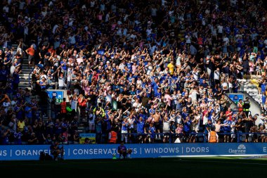 Preston, İngiltere - 16.08.2025: Leicester City F.C. 'nin büyük bir kalabalığı Futbol taraftarları stadyum tribünlerinde coşkuyla tezahürat yapıyorlar. Görüntü, enerji, hareket ve çeşitli izleyicileri bir arada yakalar..